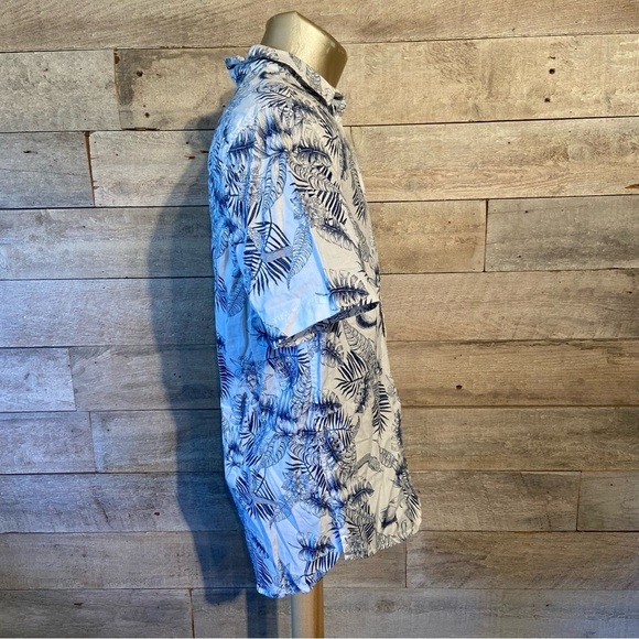 💥5/$25 Divided men’s  white tropical‎ button up shirt in size small - Picture 4 of 7